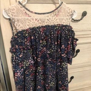 Jolt flower blouse. Sleeve design cut out shoulder